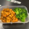 Healthy chicken and broccoli meal with rice, high in protein and fibre, ideal for fitness and muscle building.