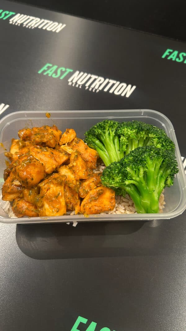 Healthy chicken and broccoli meal with rice, high in protein and fibre, ideal for fitness and muscle building.