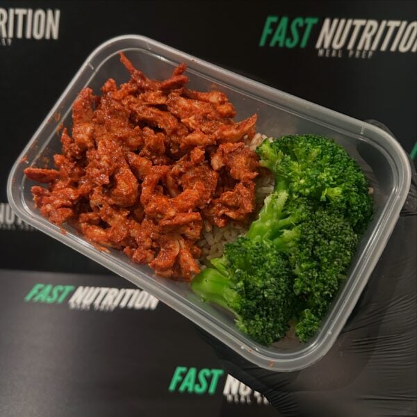 High-protein meal with spicy minced beef, fresh broccoli, and rice, ideal for fitness and nutrition.