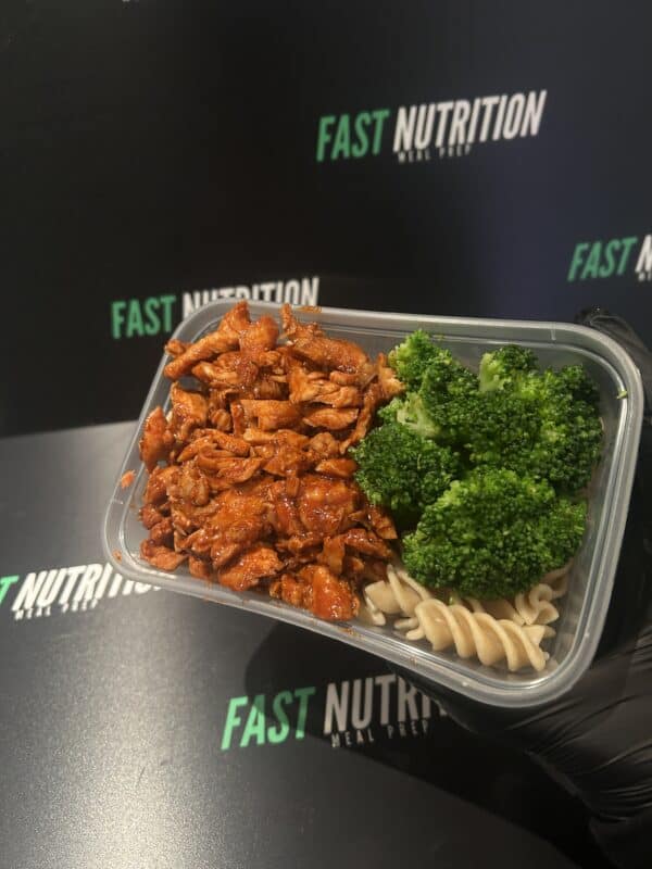 High-protein meal prep with chicken, broccoli, and pasta from Fast Nutrition meal service.