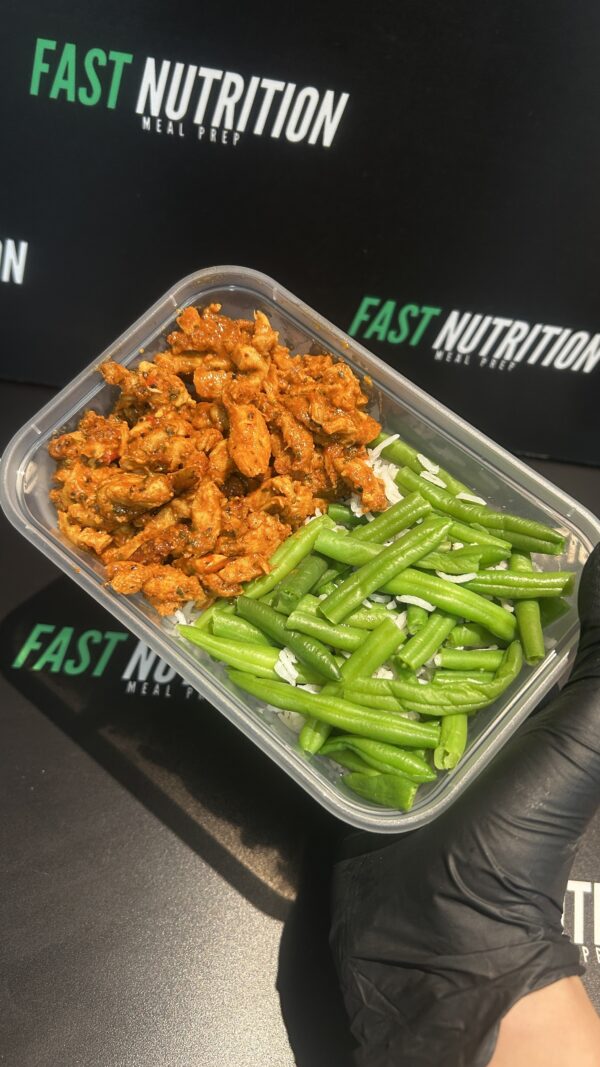 Healthy chicken and green beans meal, perfect for muscle building, fitness, and meal prep enthusiasts.
